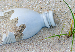 An den Strand gespülte kaputte Plastikflasche 