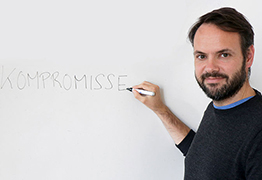 Markus Wagner schreibt "Kompromisse" auf eine Tafel
