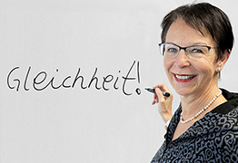 Politikwissenschafterin Birgit Sauer schreibt "Gleichheit!" auf eine Tafel