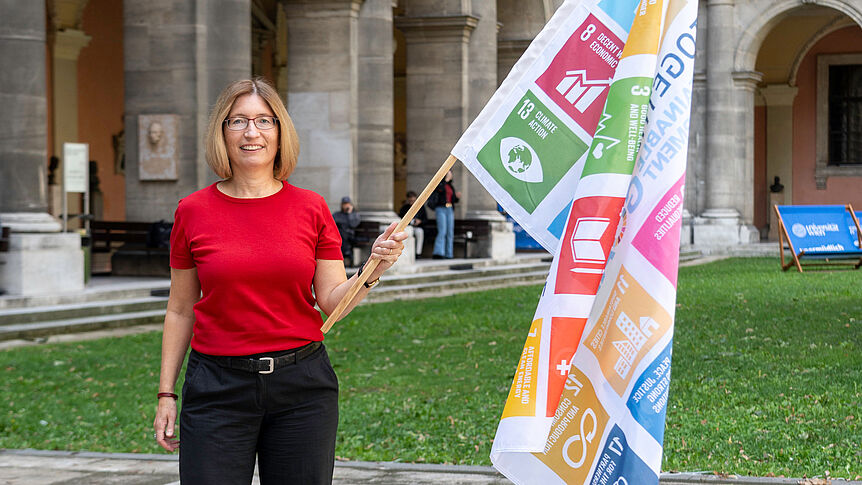 Soziologin Michaela Pfadenhauer mit der SDG Flagge