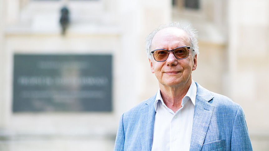 Rudolf Richter mit Sonnenbrille vor verschwommenem Hintergrund © Katja Horninger