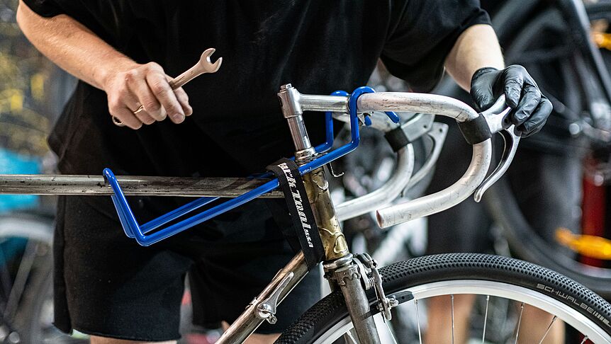 Hand, die Fahrrad repariert
