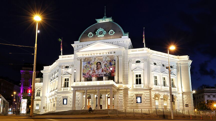 Außenansicht Volkstheater bei Nacht