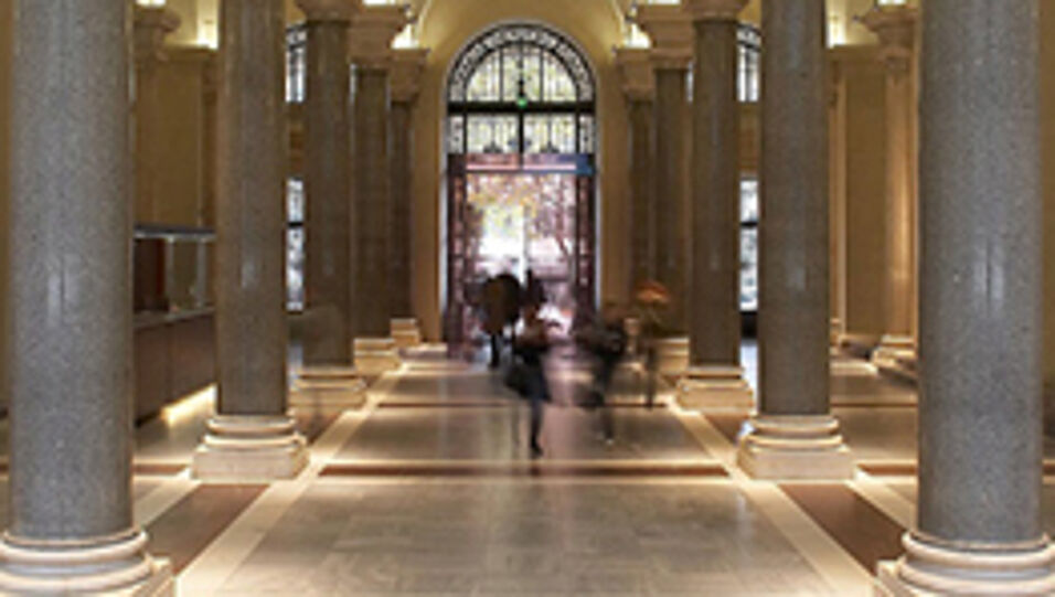 Säulenhalle im Hauptgebäude der Universität Wien