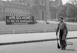 US-kritisches Transparent ("Ami, go home!") vor der Wiener Karlskirche, 1952