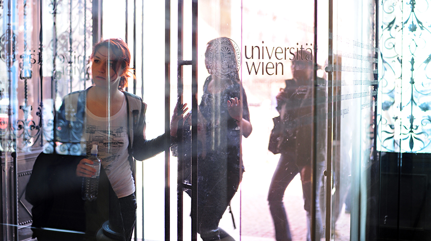 Studierende betreten das Hauptgebäude der Universität Wien