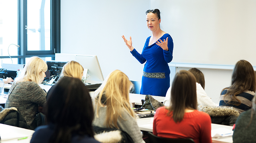 Lektorin leitet ein Seminar