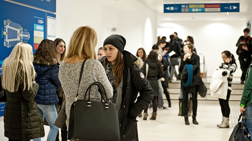 Studierende im Studienservicebereich der Universität Wien