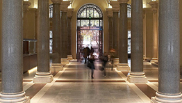 Säulenhalle im Hauptgebäude der Universität Wien